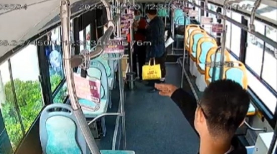 公交車上他一聲大吼！魏杰，好樣的！