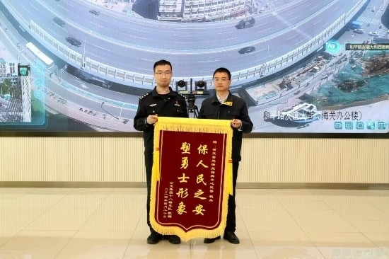 公交車上他一聲大吼！魏杰，好樣的！