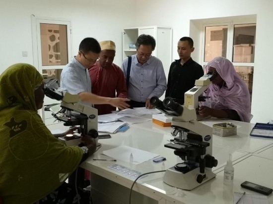 廣州中醫(yī)藥大學(xué)青蒿抗瘧援外醫(yī)療隊(duì)考察科摩羅國家瘧疾防治中心實(shí)驗(yàn)室。