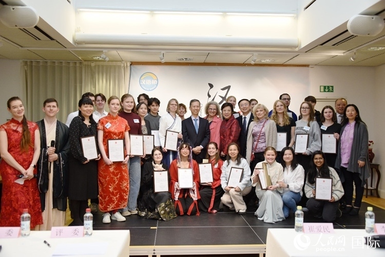 中國(guó)駐瑞典大使崔愛(ài)民、使館負(fù)責(zé)教育事務(wù)的黃立瓊參贊、預(yù)選賽評(píng)委老師和指導(dǎo)老師，以及所有獲獎(jiǎng)選手合影留念。人民網(wǎng)記者 殷淼攝