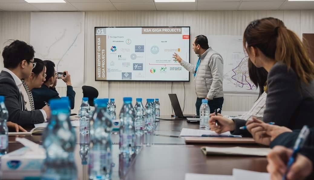 德亞（右三）在和員工開會。中建中東沙特分公司供圖