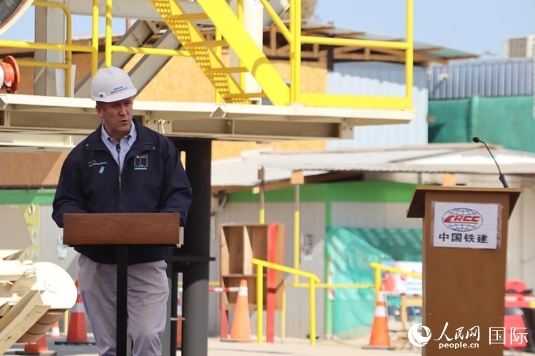 智利交通與電信部部長(zhǎng)胡安·卡洛斯·穆尼奧斯在儀式上為盾構(gòu)機(jī)進(jìn)行命名，并宣布盾構(gòu)始發(fā)。陳露明攝