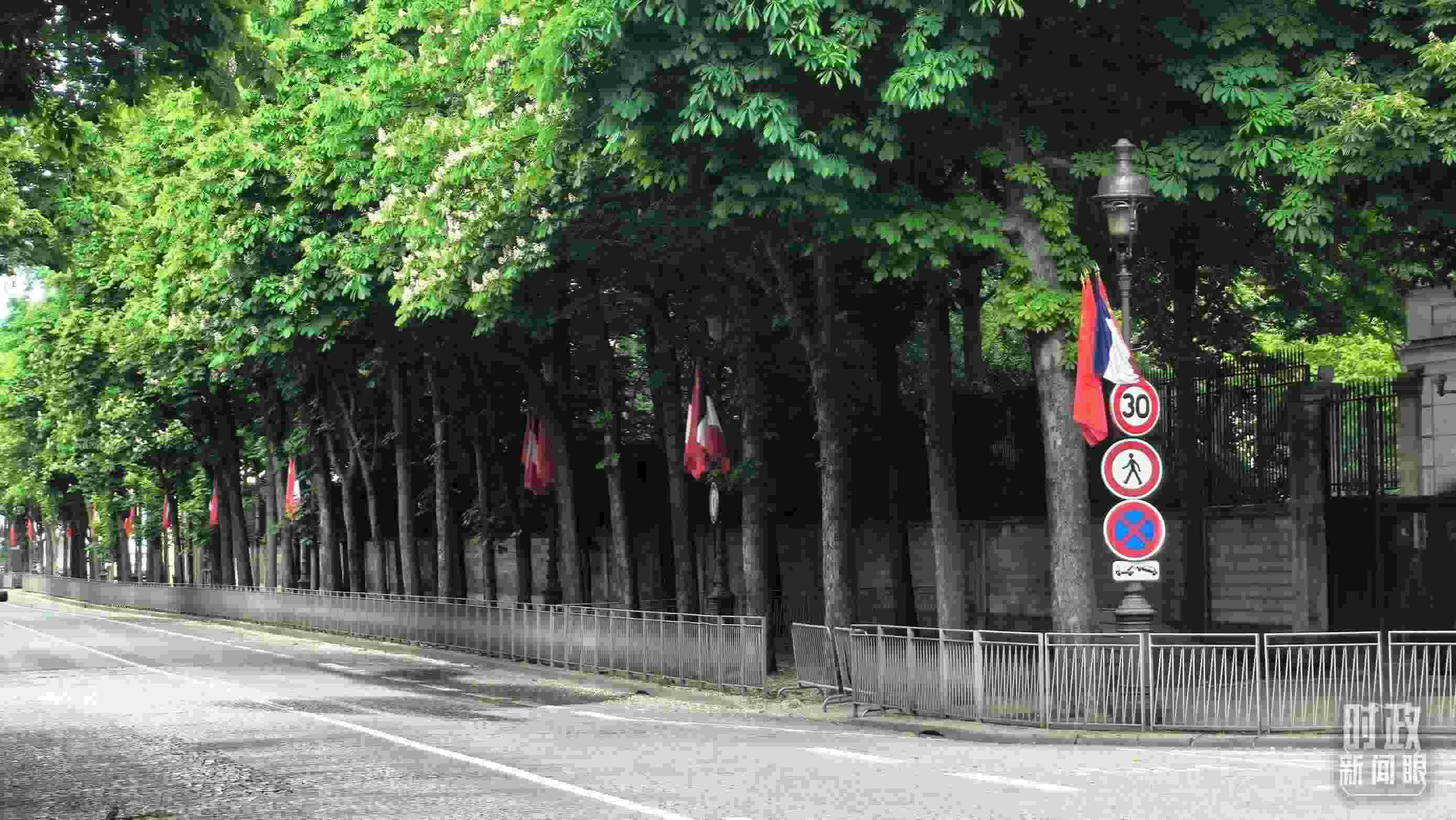 △巴黎道路兩側(cè)懸掛中法兩國國旗。（總臺(tái)央視記者鄂介甫拍攝）