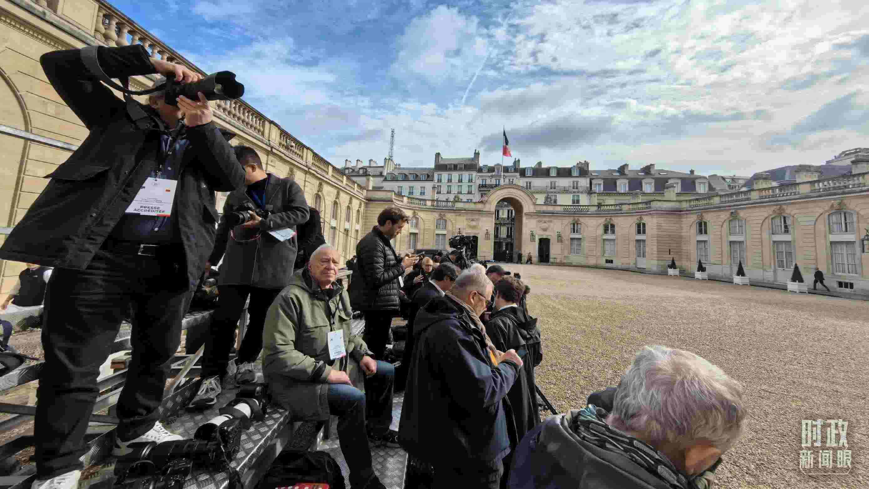 △媒體記者密切關(guān)注當(dāng)天活動(dòng)。（總臺(tái)央視記者陸泓宇拍攝）