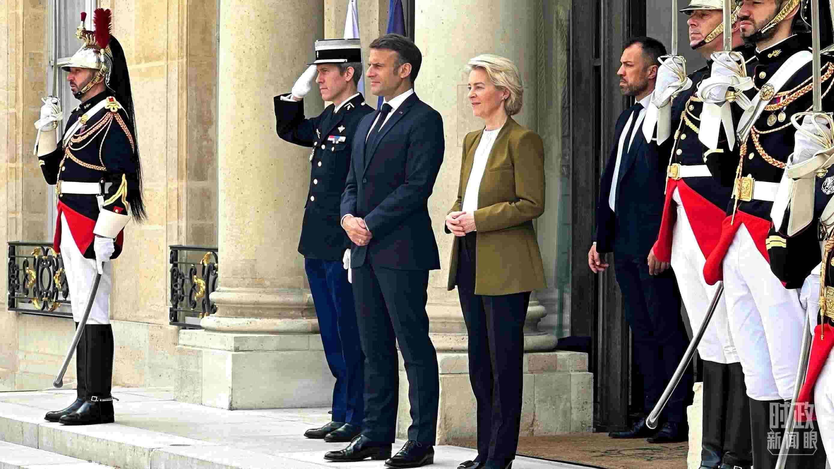 △中法歐領(lǐng)導(dǎo)人三方會(huì)晤后，馬克龍總統(tǒng)和馮德萊恩主席將習(xí)主席送至上車處。（總臺(tái)央視記者關(guān)舟拍攝）