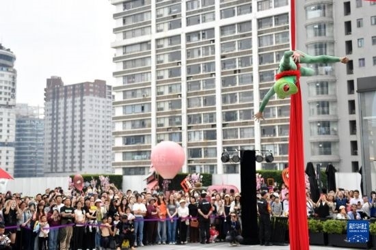 5月7日，演員在長(zhǎng)沙國(guó)金中心表演木偶劇。新華社記者 陳振海 攝