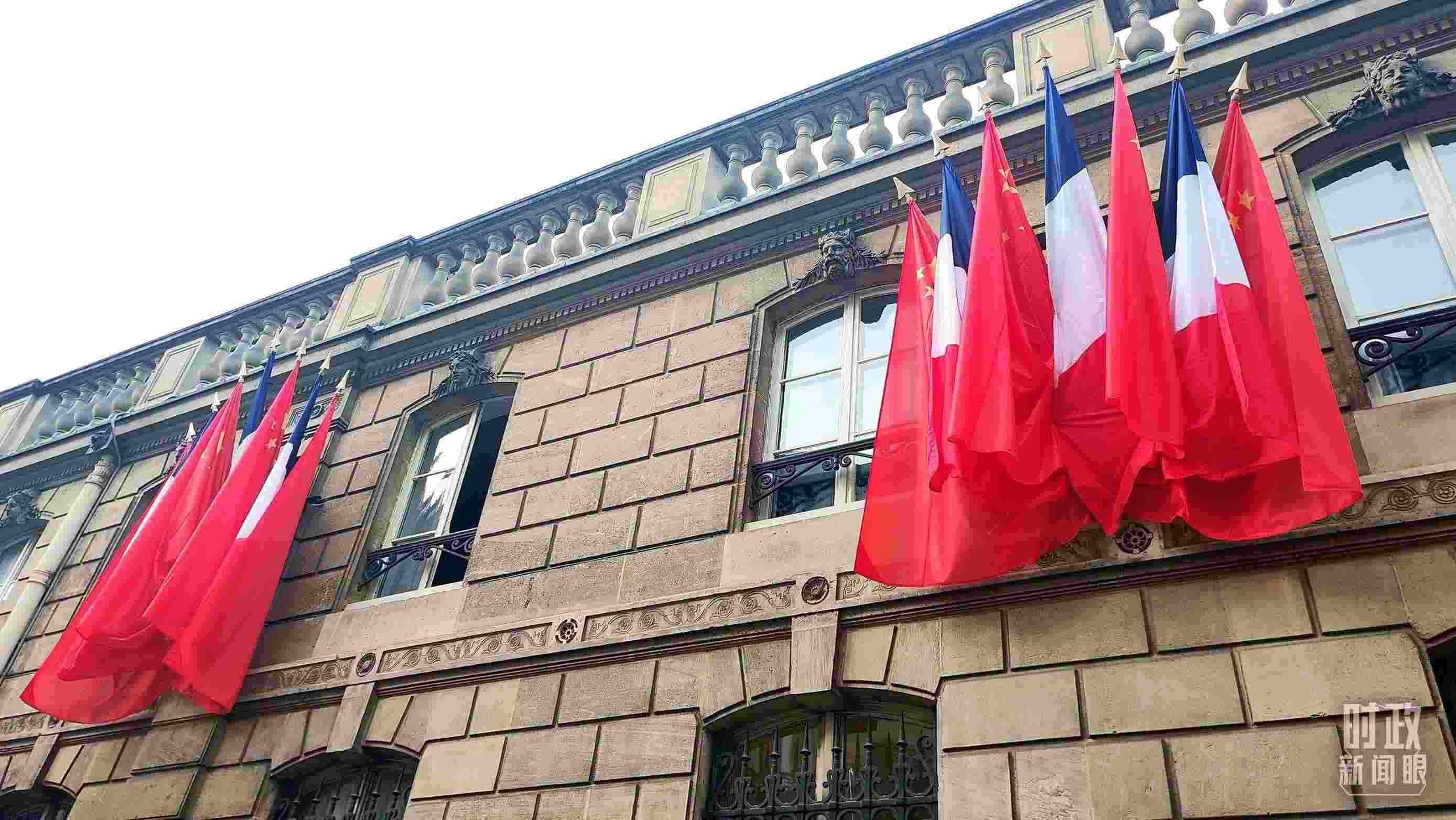 △中法歐領(lǐng)導(dǎo)人三方會(huì)晤地點(diǎn)——愛麗舍宮懸掛中法兩國國旗。（總臺(tái)央視記者劉琦拍攝）