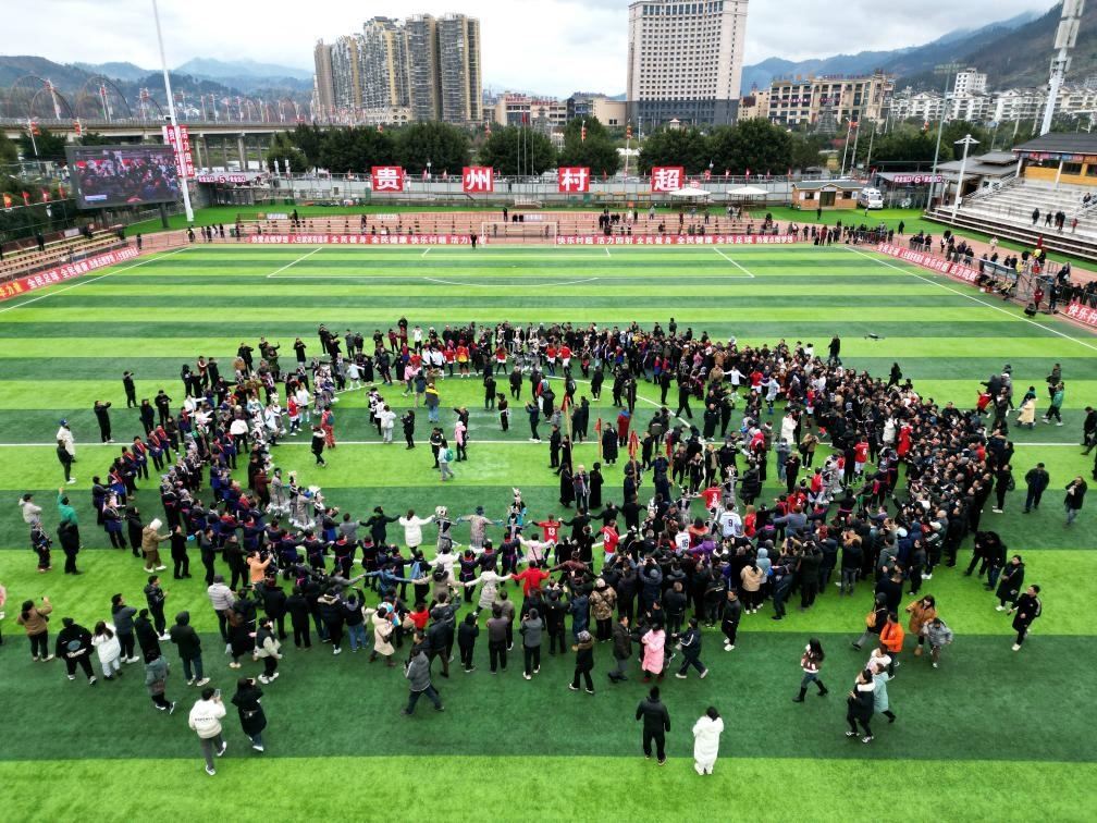 比賽結(jié)束后，兩隊隊員、親友團和大批觀眾手拉手跳起侗族舞蹈。新華社發(fā)（王炳真攝）