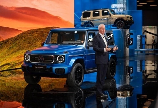 4月25日，在北京中國國際展覽中心順義館舉行的2024北京車展上，梅賽德斯—奔馳集團(tuán)股份公司董事會成員唐仕凱介紹梅賽德斯—奔馳純電G級越野車。新華社記者 才揚 攝