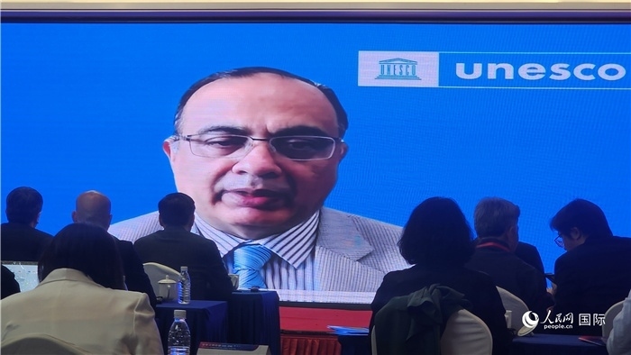 聯(lián)合國(guó)教科文組織駐華代表處代表夏澤翰通過(guò)視頻致辭。人民網(wǎng)記者 萬(wàn)宇攝