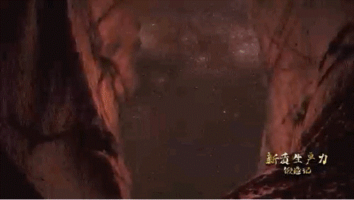 要甄別并發(fā)現(xiàn)暗物質(zhì)粒子，如同在一場(chǎng)人聲鼎沸的足球比賽現(xiàn)場(chǎng)聽(tīng)見(jiàn)一根鋼針跌落的聲音。