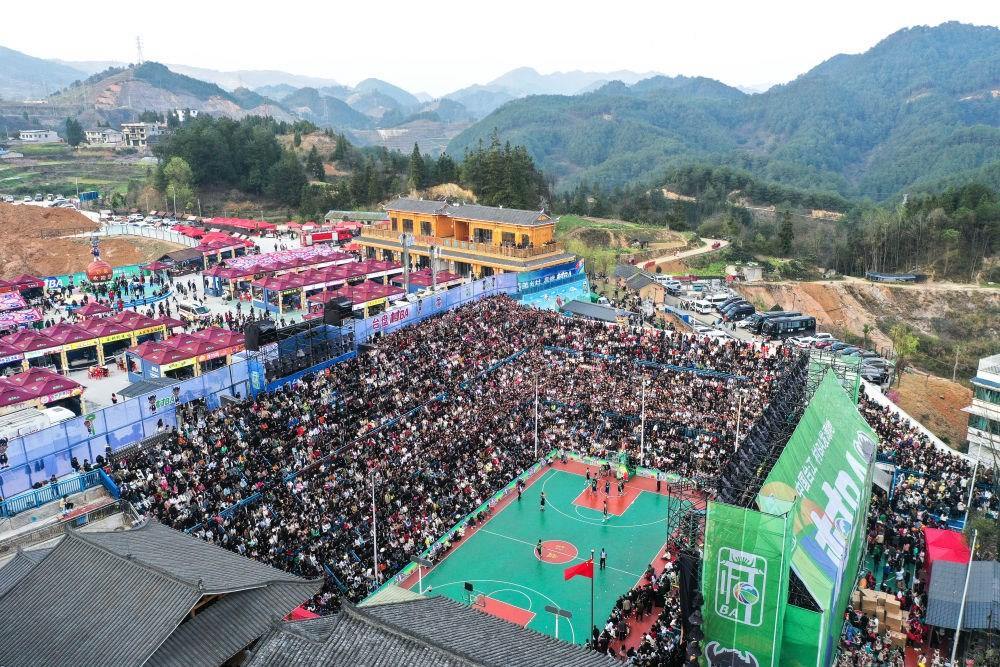 貴州省臺(tái)江縣舉辦的2024年“村BA”球王爭(zhēng)霸賽現(xiàn)場(chǎng)（2024年3月22日攝，無(wú)人機(jī)照片）。新華社記者 楊文斌 攝