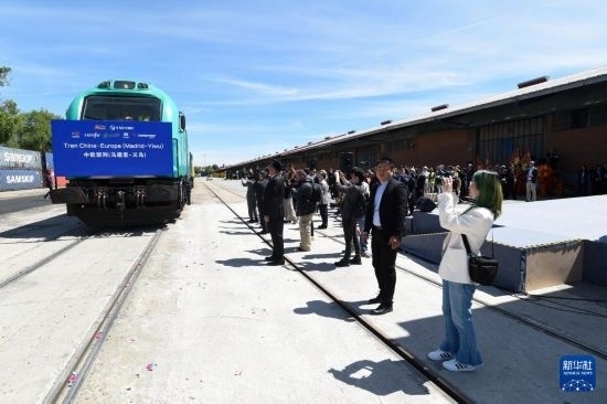 5月8日，在西班牙馬德里，嘉賓們參加中歐班列（義烏—馬德里）開行十周年紀念號班列發(fā)車儀式。新華社發(fā)（古斯塔沃·巴連特攝）