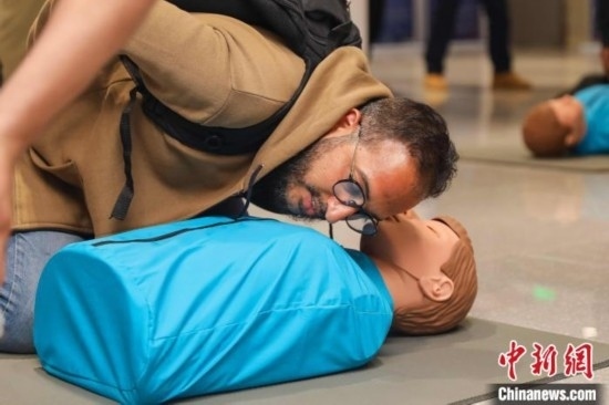 5月9日，留學(xué)生利用假人道具練習(xí)心肺復(fù)蘇技巧。張鷹 攝