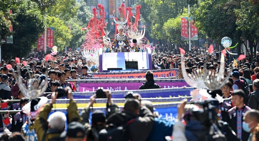 在貴州雷山縣縣城，苗族群眾身著盛裝，載歌載舞參加苗年和鼓藏節(jié)的巡游活動(dòng)（2023年11月16日攝）。新華社記者 楊楹 攝