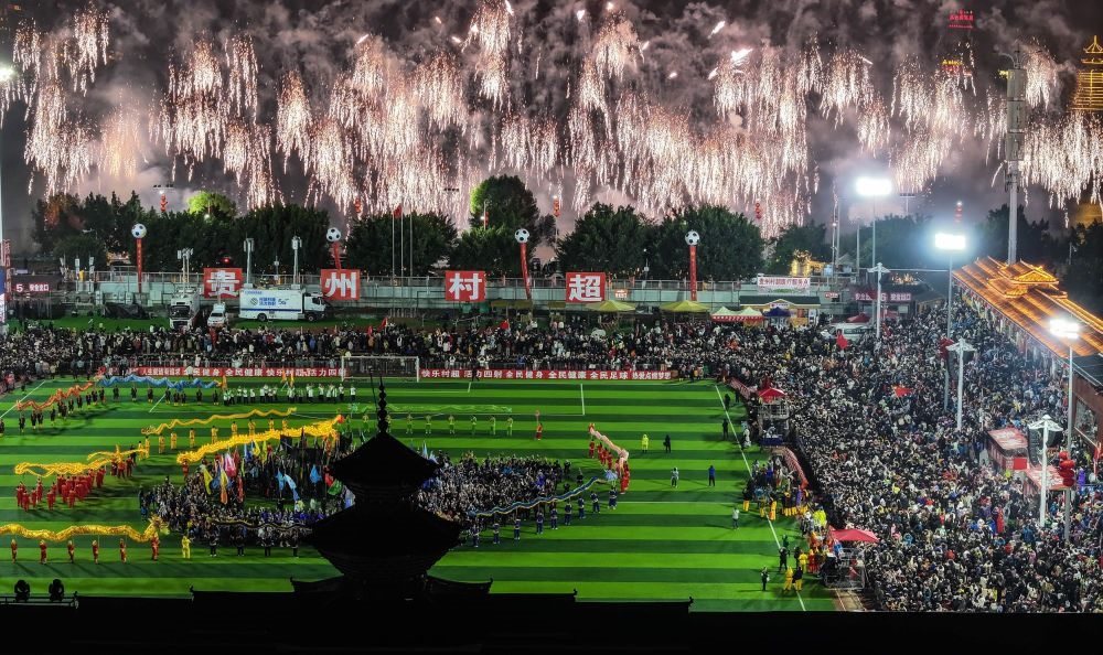 在貴州省榕江縣舉行的2024全國(guó)“村晚”示范展示活動(dòng)暨貴州“村超村晚”活動(dòng)中，音樂(lè)煙花秀精彩上演（2024年2月3日攝，無(wú)人機(jī)照片）。新華社記者 劉續(xù) 攝
