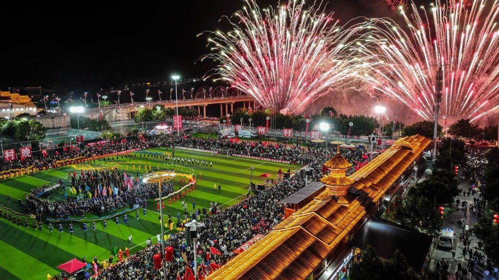 在貴州省榕江縣舉行的2024全國(guó)“村晚”示范展示活動(dòng)暨貴州“村超村晚”活動(dòng)中，音樂(lè)煙花秀精彩上演（2024年2月3日攝，無(wú)人機(jī)照片）。新華社記者 劉續(xù) 攝
