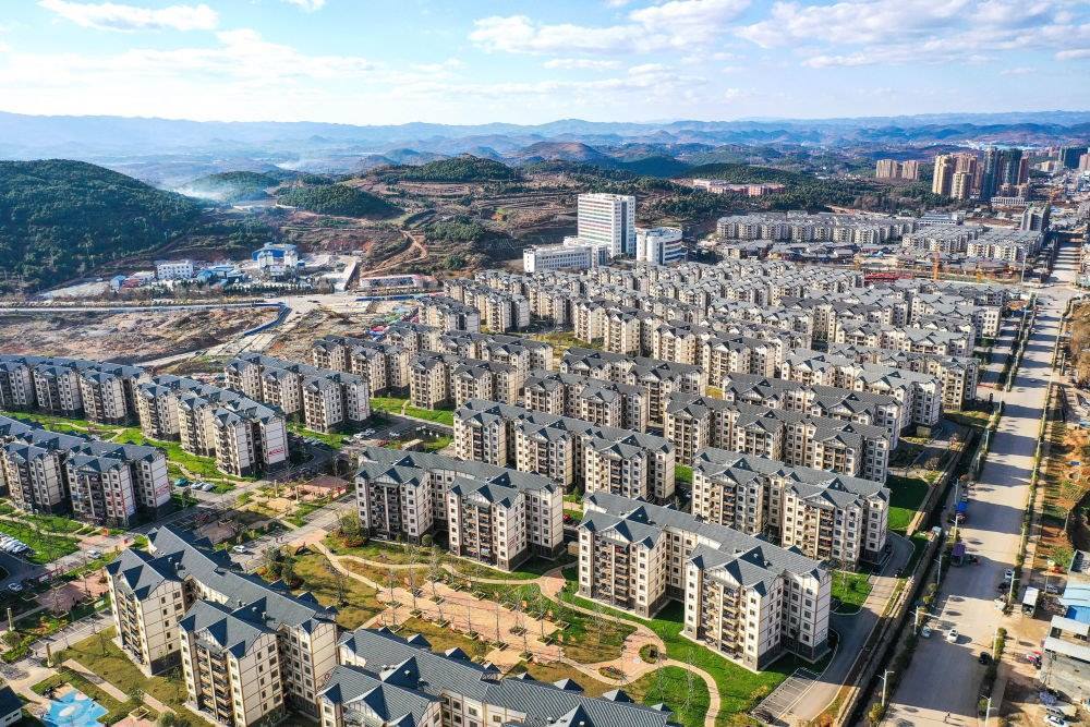 貴州省威寧縣五里崗街道朝陽(yáng)新城易地扶貧搬遷安置小區(qū)（2021年11月28日攝，無(wú)人機(jī)照片）。新華社記者 楊文斌 攝