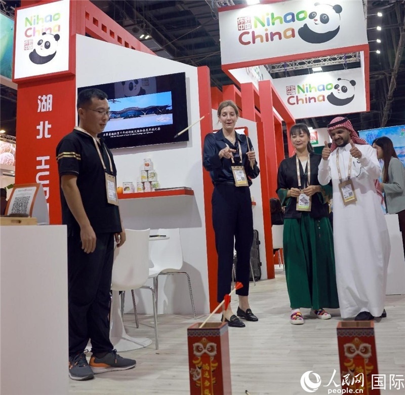 觀眾在參與投壺游戲。人民網(wǎng)記者管克江攝