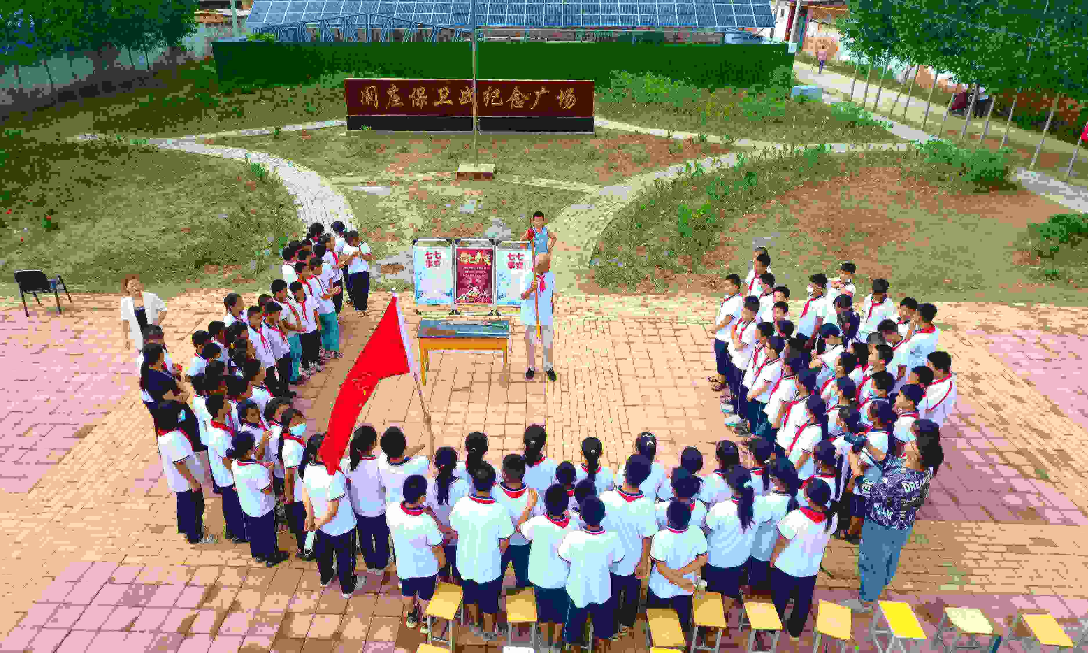 2022年7月6日，山東省聊城市，在茌平區(qū)菜屯鎮(zhèn)闞莊村的闞莊保衛(wèi)戰(zhàn)紀(jì)念廣場，闞莊保衛(wèi)戰(zhàn)親歷者王光木老人為小學(xué)生們講述抗戰(zhàn)故事，展示大刀、長矛。