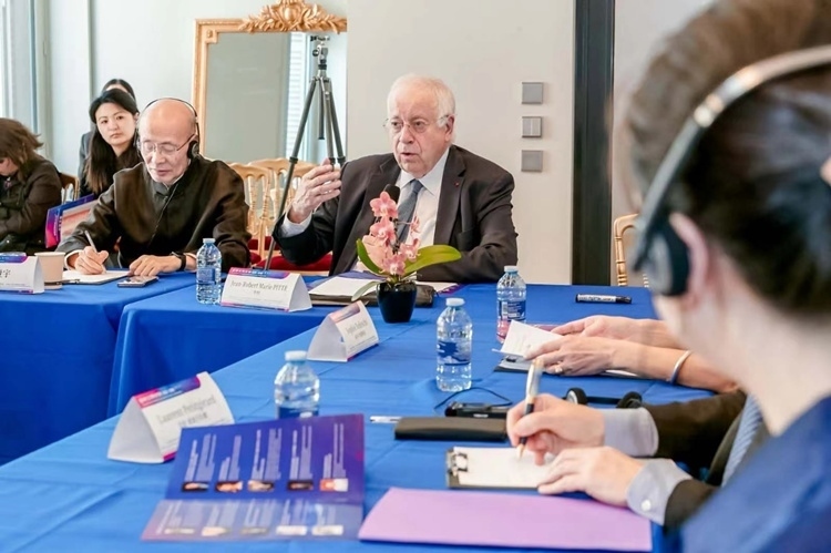 法蘭西科學(xué)院副院長、巴黎地理學(xué)會主席讓-羅伯特·馬里·皮特先生發(fā)言（圖片：中國傳媒大學(xué)