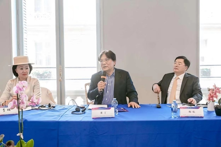 法中交流促進會會長、作家、翻譯家、法國最高榮譽騎士勛章獲得者亞丁發(fā)言（圖片：中國傳媒大學(xué)