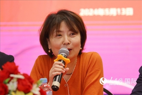 陜西省歸國(guó)華僑聯(lián)合會(huì)黨組成員、副主席兼秘書長(zhǎng)尚小紅在座談會(huì)上致辭。人民網(wǎng)記者 陳海琪攝