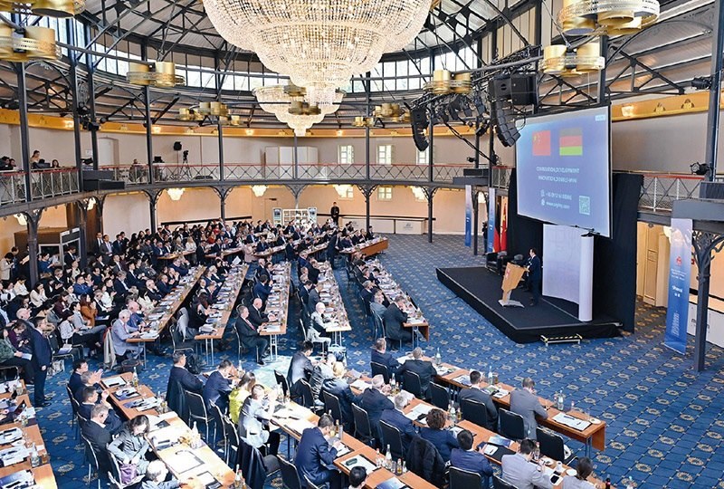 2024“投資中國(guó)”系列活動(dòng)德國(guó)專(zhuān)場(chǎng)4月5日在巴登—符滕堡州首府斯圖加特市舉行，活動(dòng)吸引德國(guó)工商界代表超300人參加。圖為當(dāng)日拍攝的活動(dòng)現(xiàn)場(chǎng)。 新華社記者 任鵬飛/攝