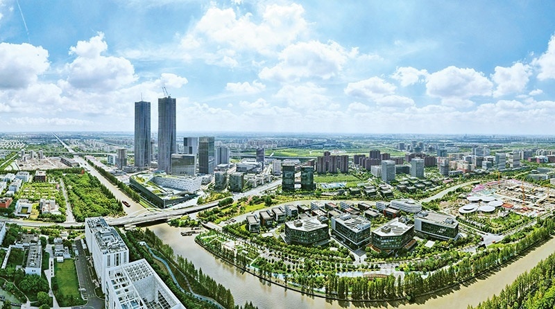 建立全國(guó)第一個(gè)國(guó)際貿(mào)易“單一窗口”，開(kāi)設(shè)全國(guó)第一批自由貿(mào)易賬戶(hù)，設(shè)立全國(guó)第一家外商獨(dú)資醫(yī)院、第一家外商獨(dú)資公募基金公司、第一家外商獨(dú)資汽車(chē)制造企業(yè)……中國(guó)（上海）自由貿(mào)易試驗(yàn)區(qū)掛牌以來(lái)，誕生了若干個(gè)“全國(guó)第一”，在制造業(yè)、金融業(yè)等數(shù)十個(gè)開(kāi)放領(lǐng)域，實(shí)現(xiàn)一批全國(guó)首創(chuàng)項(xiàng)目落地。圖為上海自貿(mào)區(qū)張江片區(qū)（2023年9月10日攝，無(wú)人機(jī)照片）。 新華社記者 方喆/攝