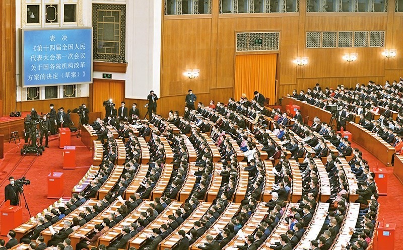 2023年3月10日，十四屆全國(guó)人大一次會(huì)議在北京人民大會(huì)堂舉行第三次全體會(huì)議，表決通過(guò)了關(guān)于國(guó)務(wù)院機(jī)構(gòu)改革方案的決定。圖為會(huì)議現(xiàn)場(chǎng)。 新華社記者 岳月偉/攝