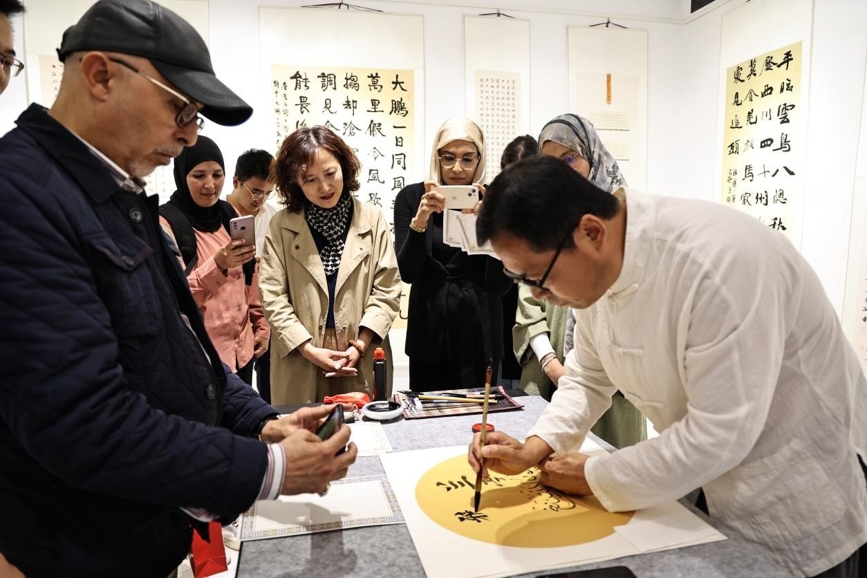 中摩書法老師在共同創(chuàng)作。拉巴特中國文化中心供圖