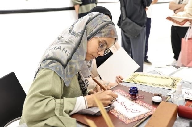 摩洛哥書法老師正在創(chuàng)作。拉巴特中國文化中心供圖