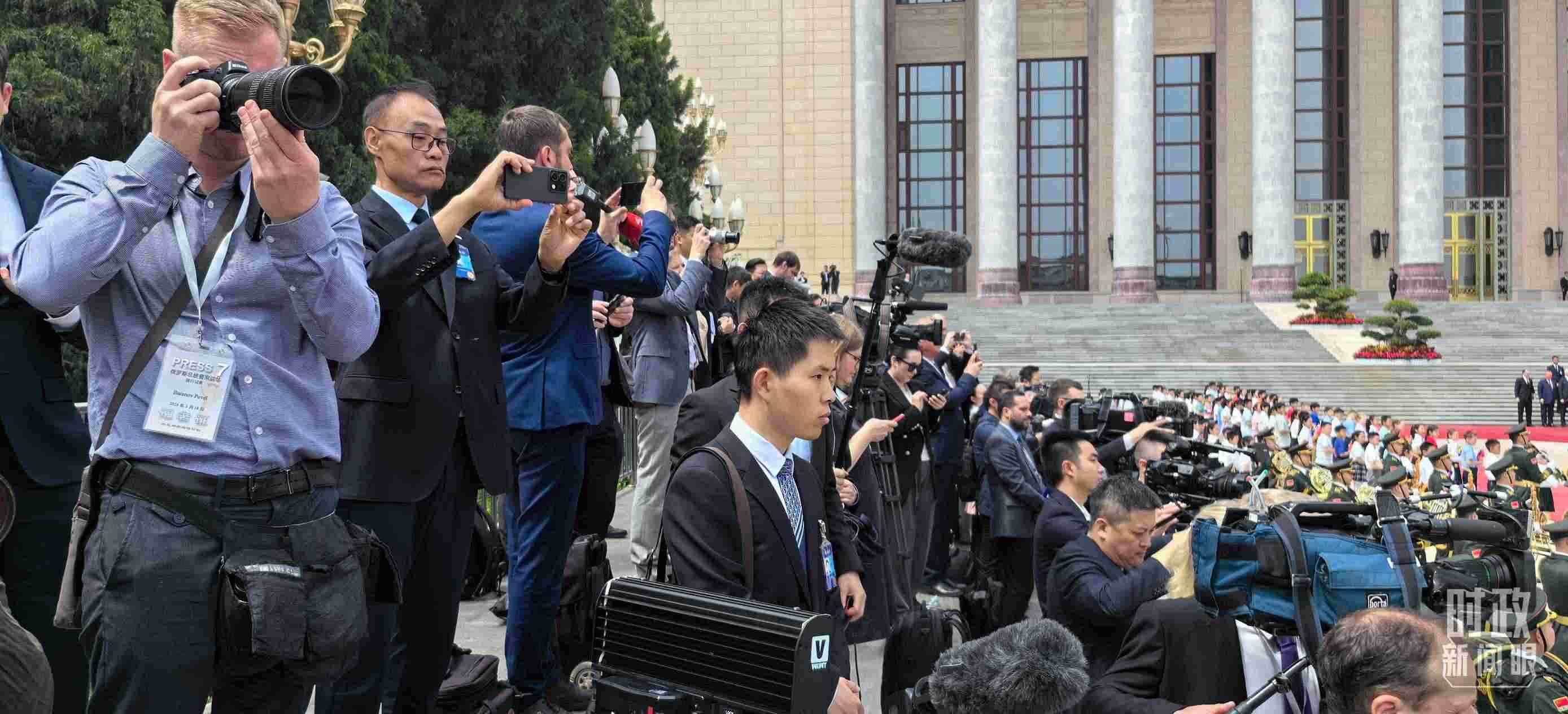 △當天參與現(xiàn)場報道的中外記者。（總臺央視記者楊波、王子杭拍攝）