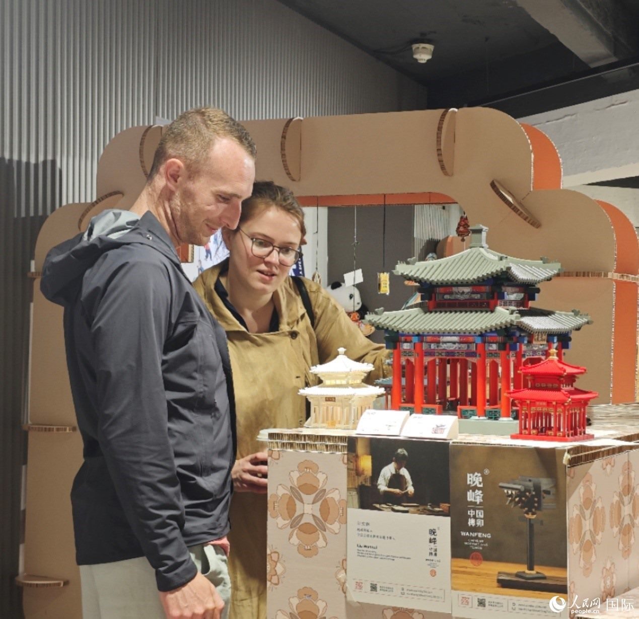 英國觀眾在欣賞中國傳統(tǒng)榫卯結(jié)構(gòu)建筑模型。邢雪攝