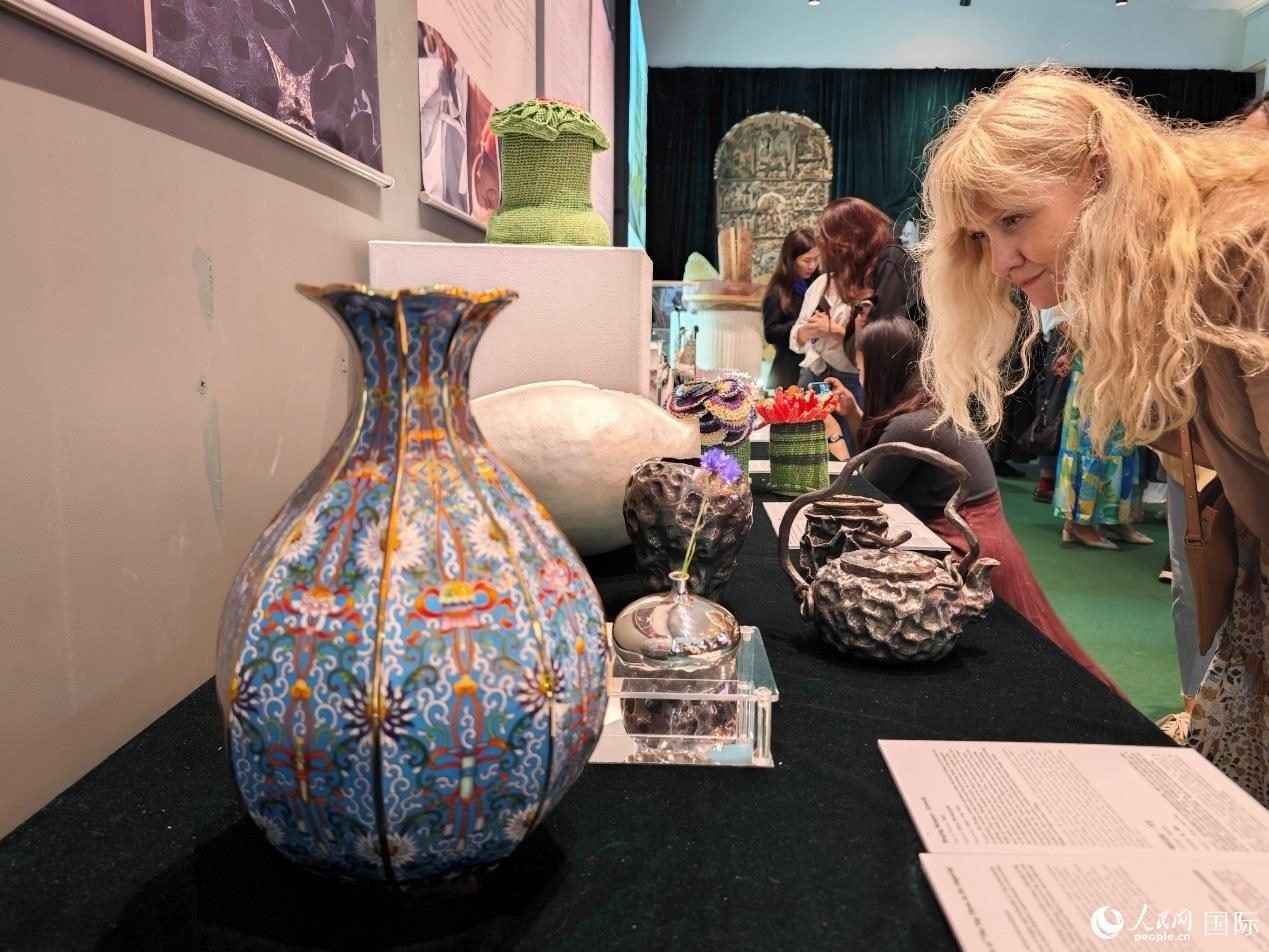 英國觀眾被中國手工藝制品所吸引。邢雪攝