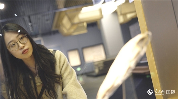 尹怡然在殷墟博物館新館參觀。人民網(wǎng)記者 劉寧攝