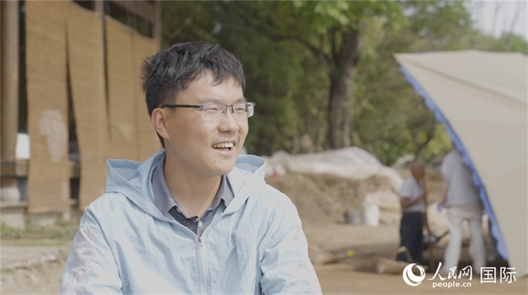 四川省文物考古研究院館員許丹陽接受人民網采訪。人民網記者 張榮攝