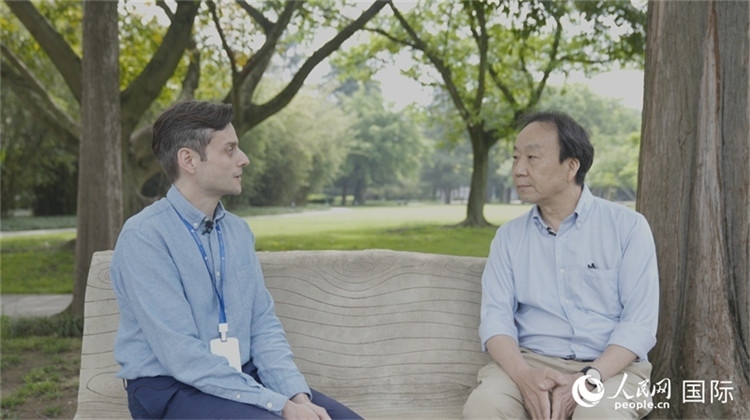 三星堆博物館館長雷雨接受人民網采訪。人民網記者 張榮攝