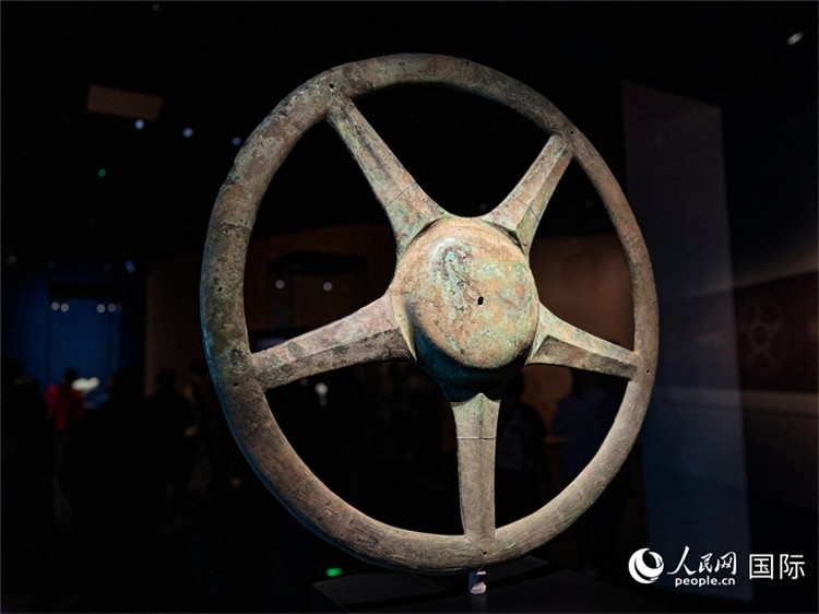 三星堆博物館中展出的太陽輪。人民網記者 羨江楠攝