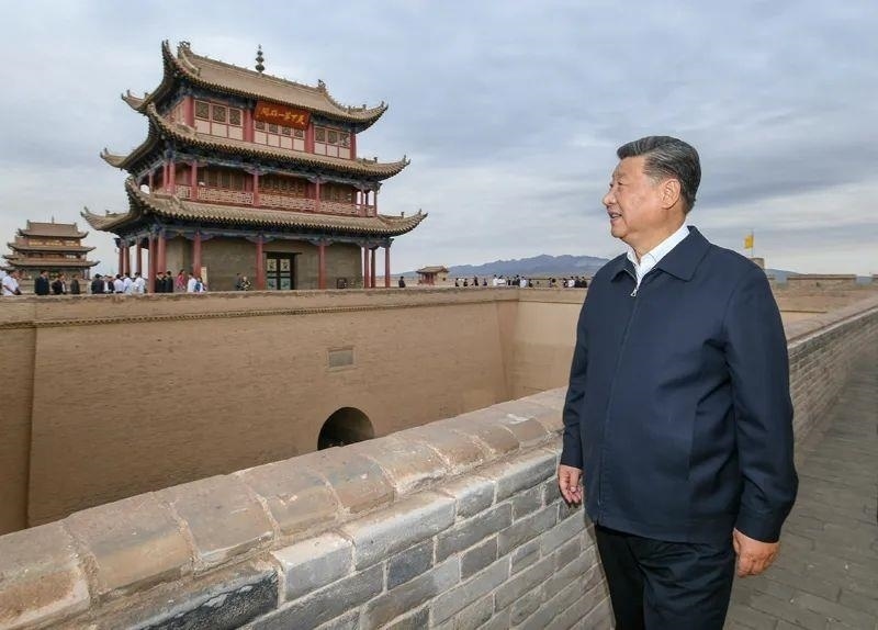 △2019年8月20日，習近平總書記來到嘉峪關(guān)關(guān)城，登上城樓察看關(guān)城整體面貌，聽取河西走廊長城、關(guān)隘歷史文化情況介紹。