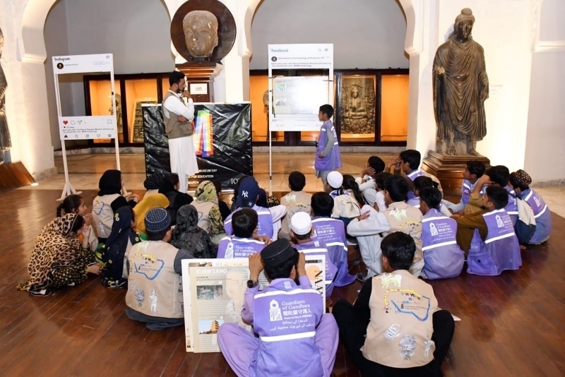 志愿者在博物館給孩子們開展互動講解?！瓣恿_守護人”供圖