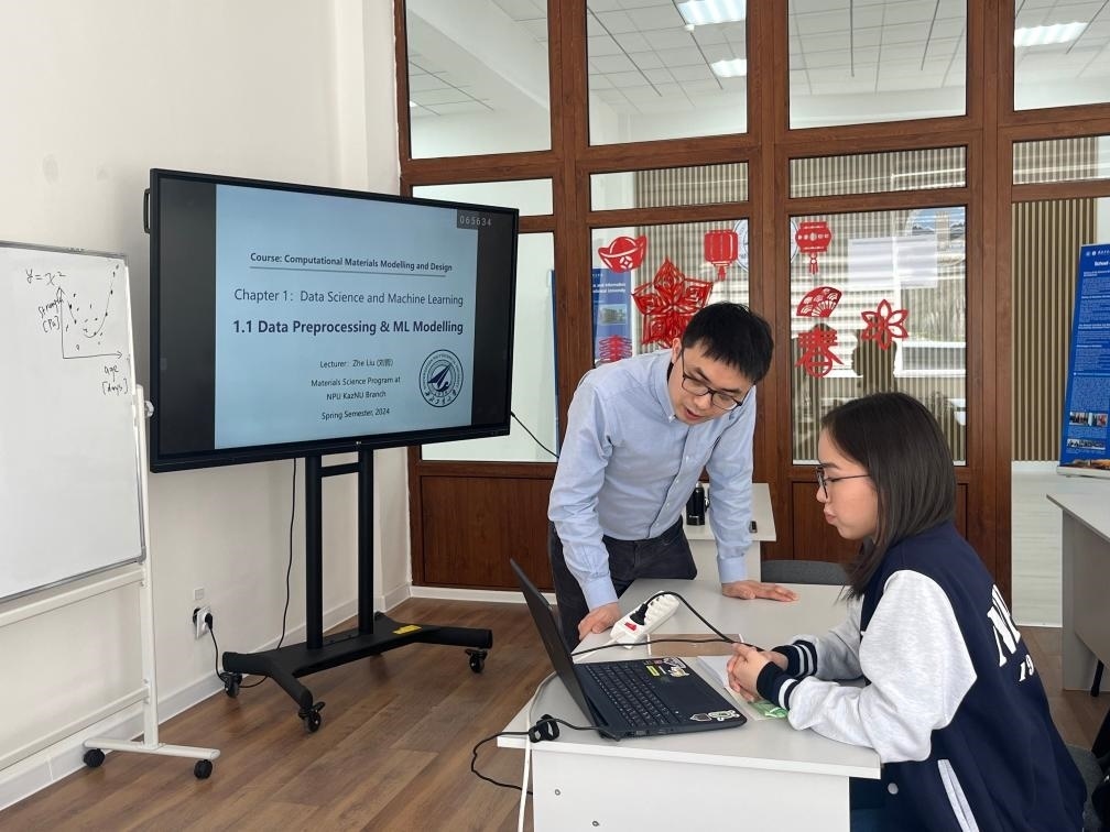 2024年4月，西北工業(yè)大學(xué)材料學(xué)院劉哲教授在西北工業(yè)大學(xué)哈薩克斯坦分校授課。（西北工業(yè)大學(xué)供圖）