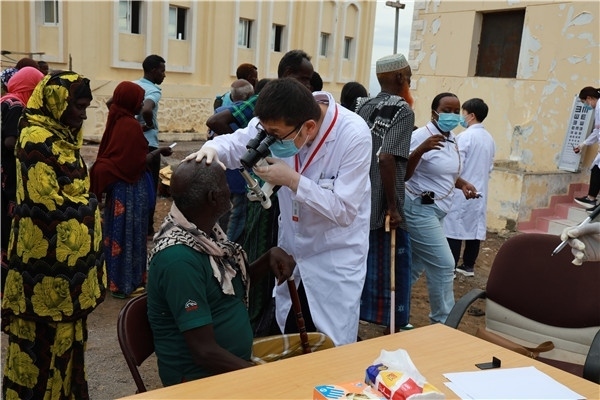 在義診現(xiàn)場，中國醫(yī)生與當(dāng)?shù)鼐用窈嫌傲裟?，吉布提鹽業(yè)投資公司供圖