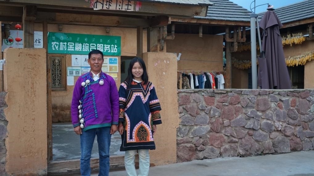 吉好有果和父親吉好也求在三河村新家合影。新華社記者 尹恒 攝