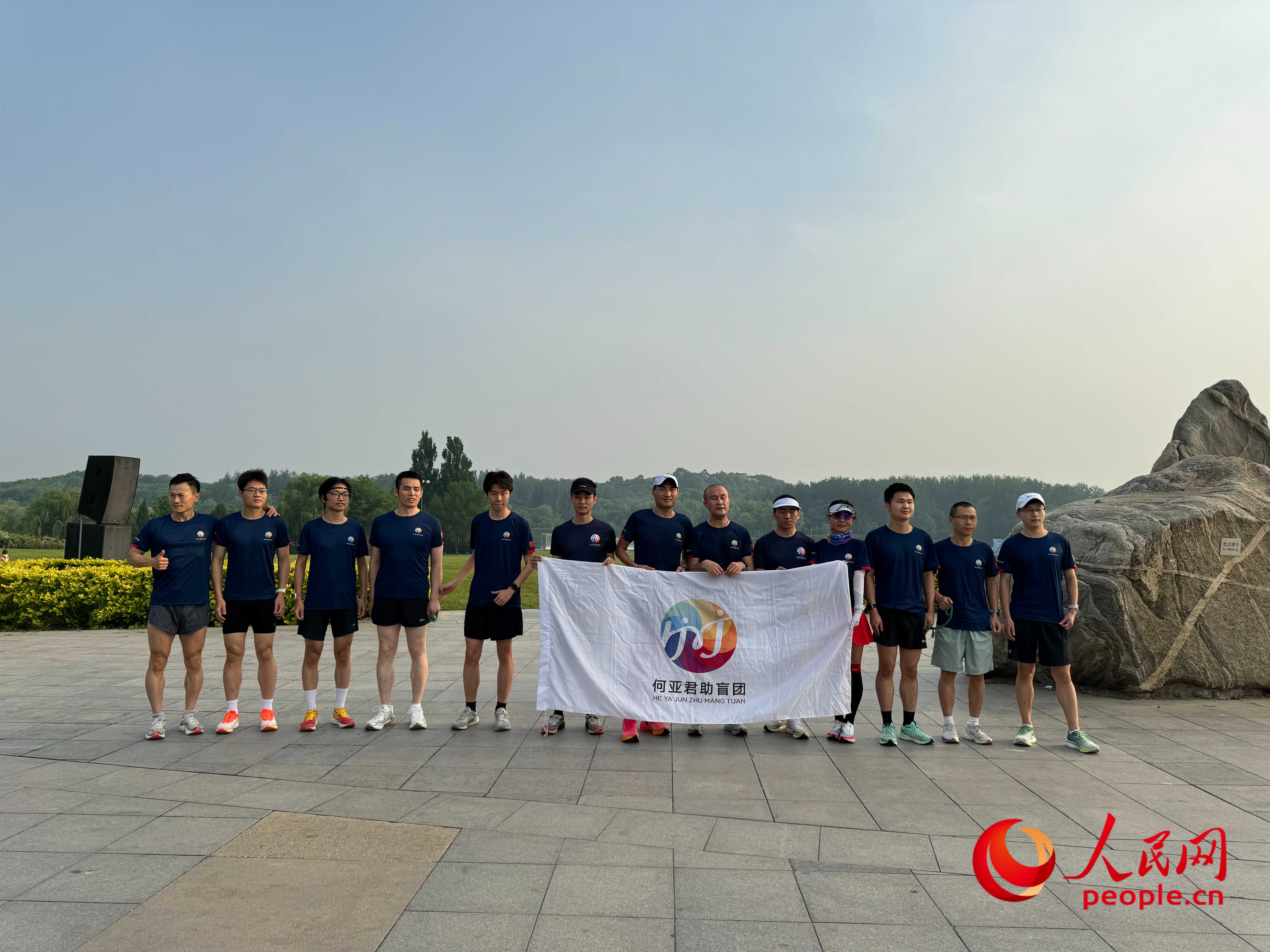 何亞君助盲團的部分成員合影。人民網(wǎng) 周靜圓攝