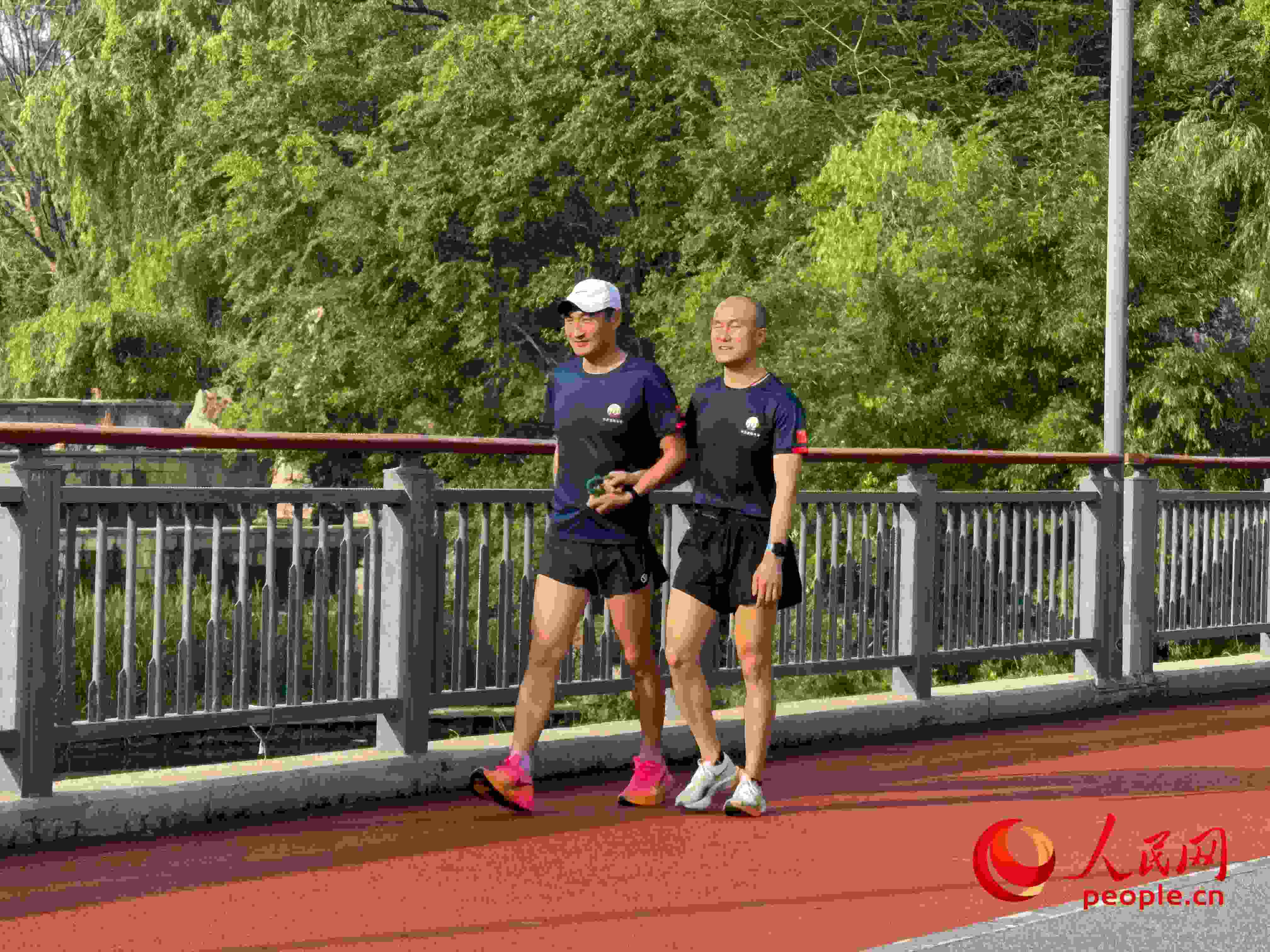 李玉寶和何亞君跑步后進行調(diào)整。人民網(wǎng) 周靜圓攝