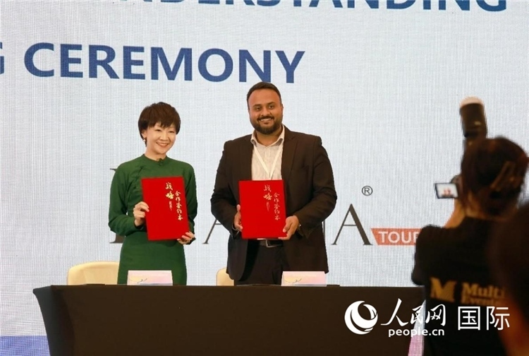 三亞與迪拜當(dāng)?shù)芈眯猩绾炇鸷献鲄f(xié)議。人民網(wǎng)記者管克江攝