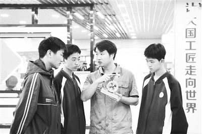 職業(yè)院校教師為數(shù)控技術(shù)應(yīng)用專業(yè)學(xué)生授課。 新華社記者 王全超攝