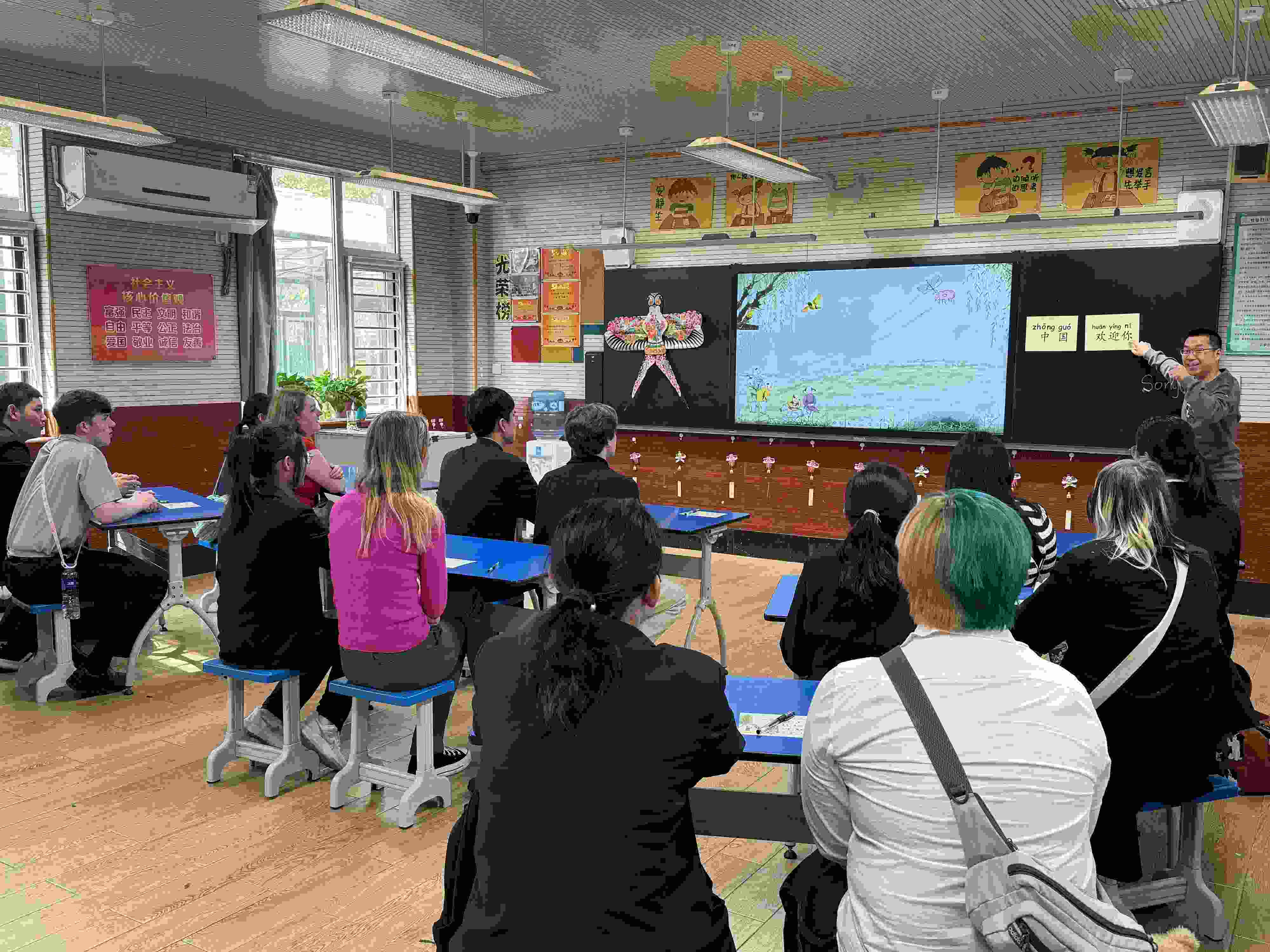 2024年4月20日，美國艾奧瓦州馬斯卡廷高中“友誼傳承”研學(xué)團(tuán)來到石家莊外國語學(xué)校，中美學(xué)生同上一節(jié)中文課。