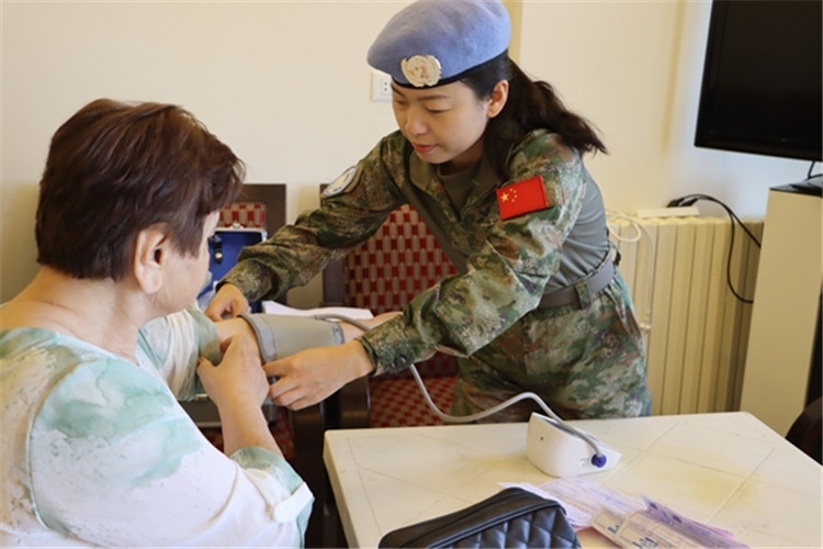 【1】 醫(yī)療分隊(duì)隊(duì)員為當(dāng)?shù)鼗颊邷y量血壓。曾德樂攝